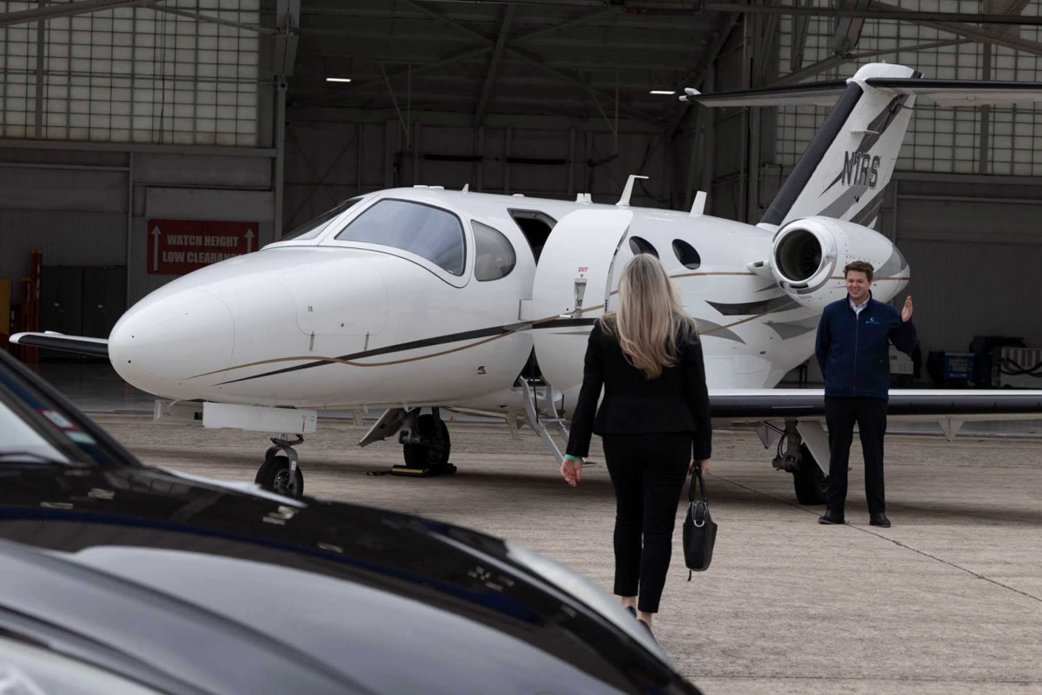 air new engand pilot welcoming traveling passanger getting out of car