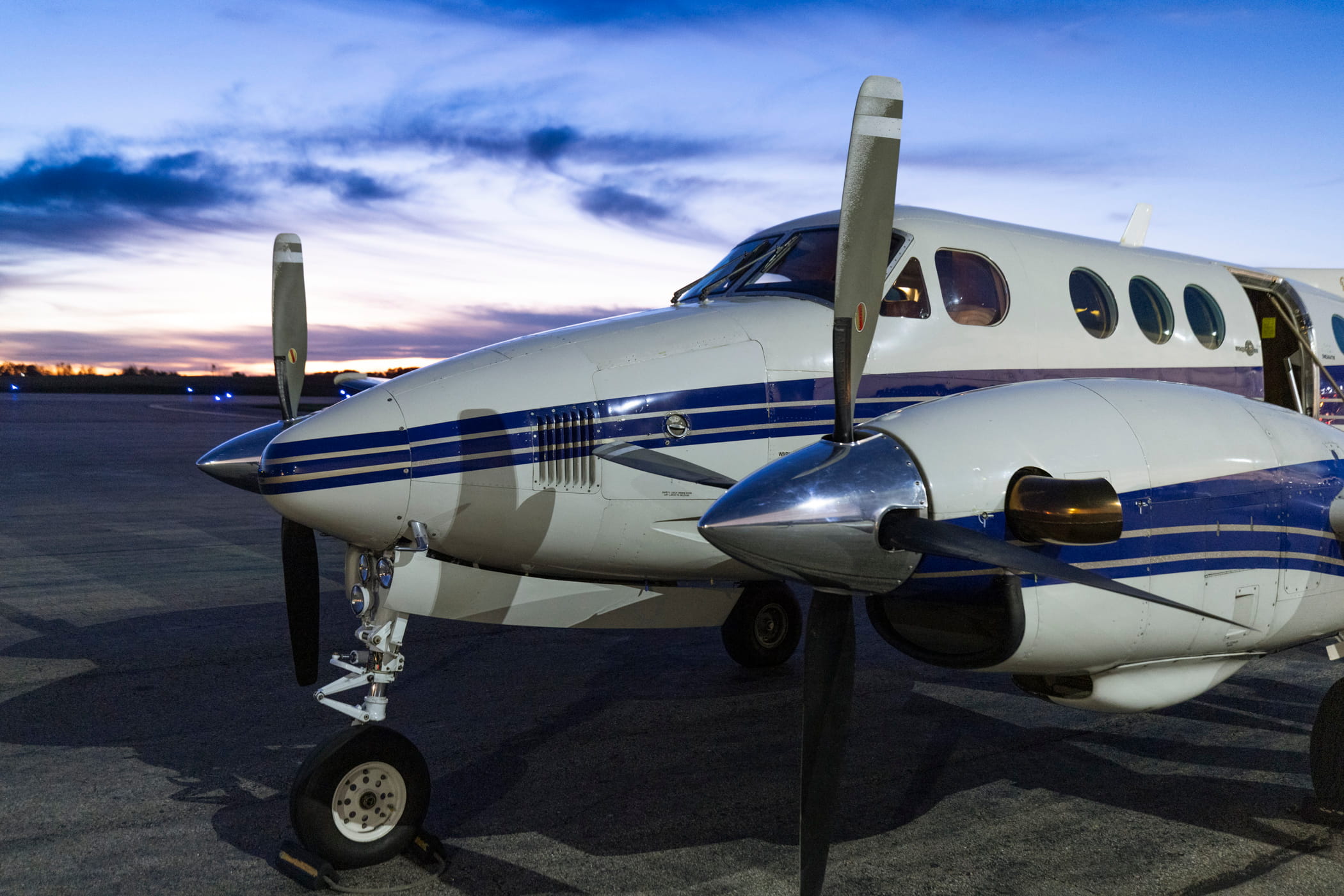 beechcraft-king-air-c90-at-night